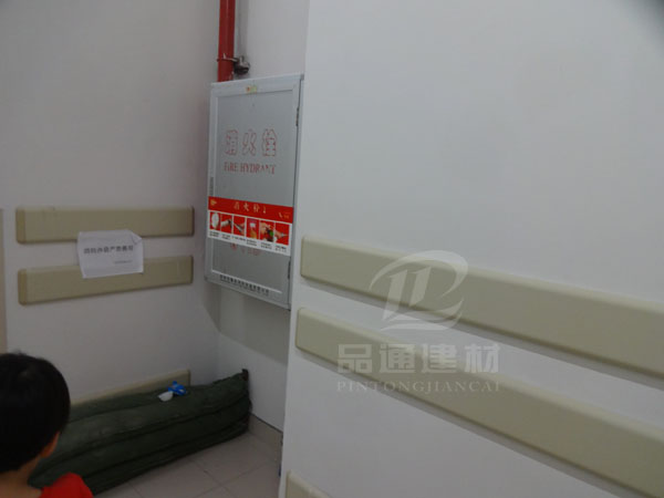 【?？凇糠雷沧o墻板再次發(fā)往?？诰频?
                                            title=