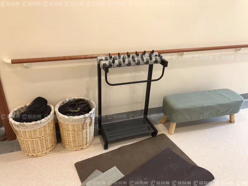 【浙江】嘉興湘家蕩養(yǎng)生養(yǎng)老工程搭配的木紋色防撞扶手，很美麗